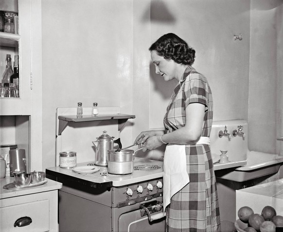 Mrs. Claude Pepper at her oven Mrs. Claude Pepper, wife of the Democratic Senator from Florida, at her oven in the kitchen of their home. 1937 PUBLICATIONxINxGERxSUIxAUTxONLY Copyright: xPhoto12/AnnxR ...