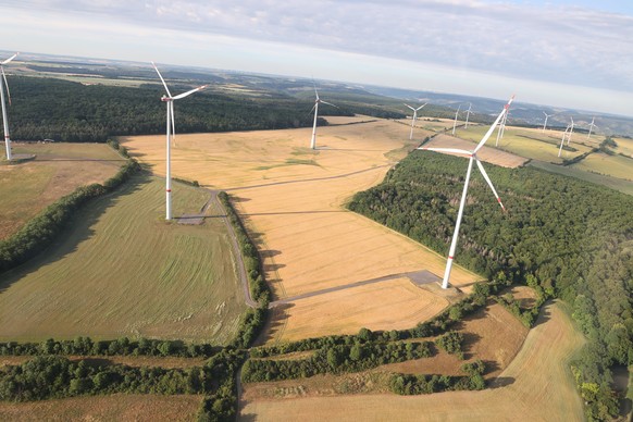 Windräder stehen auf einem Feld.