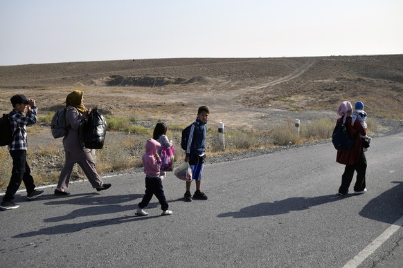Kirgisische Flüchtlinge verlassen die kirgisisch-tadschikische Grenze nach schweren Gefechten.