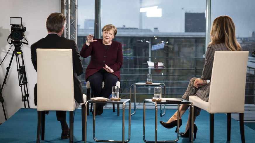 RTL-Politik-Chef Nikolaus Blome und RTL-Moderatorin Frauke Ludowig interviewen Bundeskanzlerin Angela Merkel im Bundeskanzleramt am 04.0.2021.