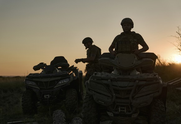 14.08.2023, Ukraine, Bakhmut: Ukrainische Soldaten fahren in Geländewagen an der Frontlinie. Ukrainischen Einheiten sollen südlich von Bachmut in der vergangenen Woche drei Quadratkilometer Land zurüc ...
