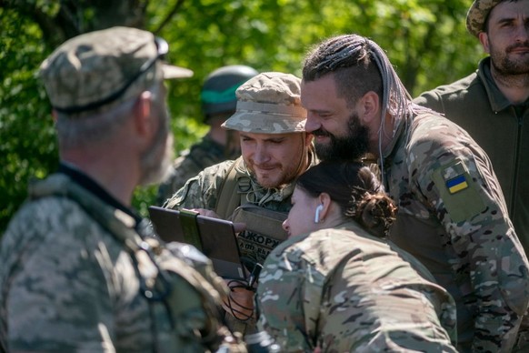 UNSPECIFIED, UKRAINE - MAY 5: Ukrainian military members observe on a tablet the training of tank crews on May 5, 2023 in Ukraine. Mobilization of the Ukrainian army continues the Eastern regions, whe ...
