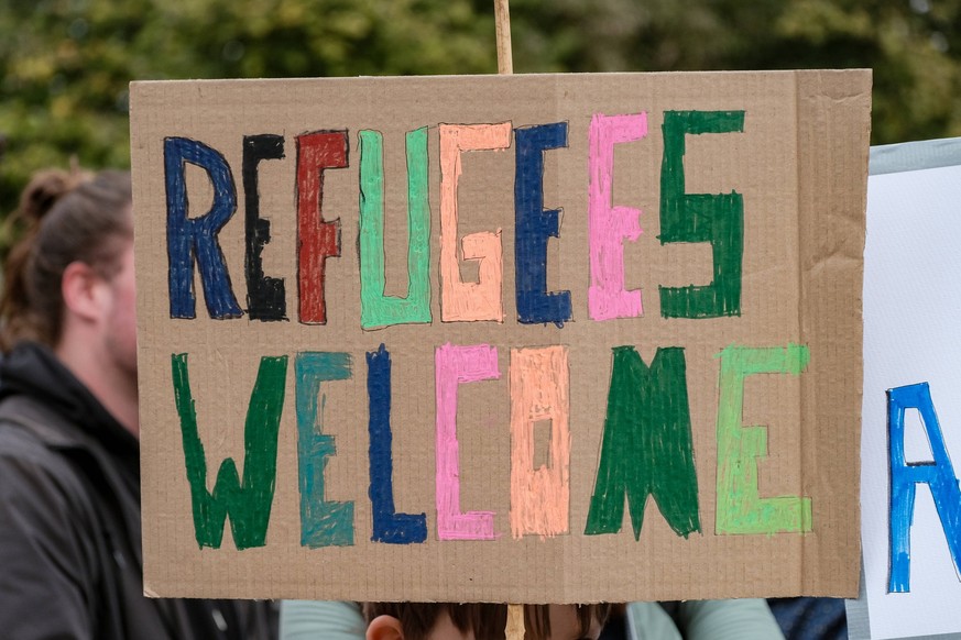 Düsseldorf 21.10.2023 Gegendemonstration Demonstration Frankenplatz Düsseldorf stellt sich quer gegen AFD Demonstration AFD-Demo gegen eine neue Flüchtlingsunterkunft der Bezirkregierung Landesunterku ...