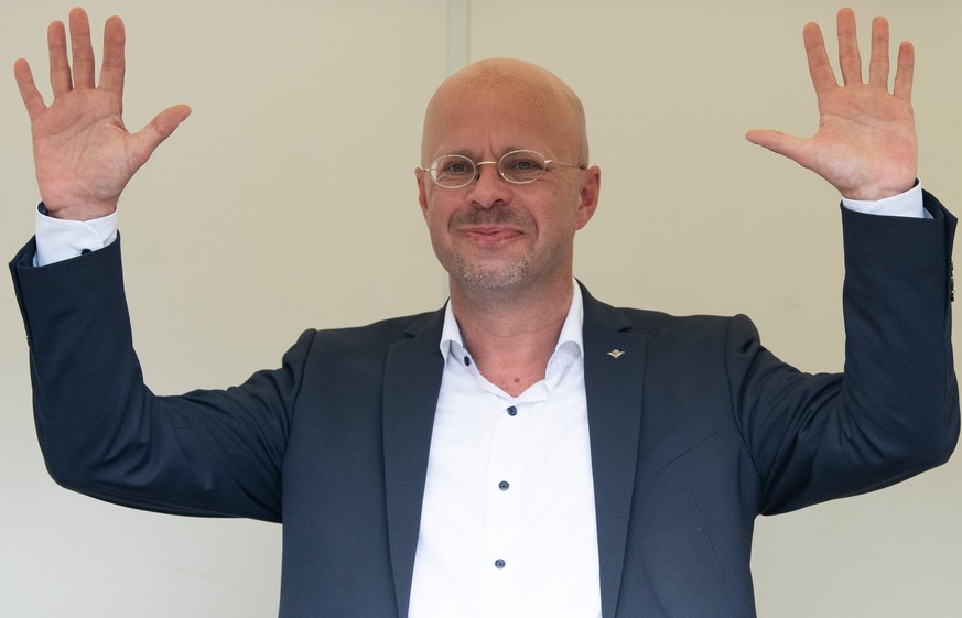 13.06.2020, Sachsen, Sebnitz: Andreas Kalbitz, Vorsitzender der AfD-Fraktion im Landtag von Brandenburg, gestikuliert nach seiner Rede auf einer Kundgebung seiner Partei auf dem Marktplatz. Das Berlin ...