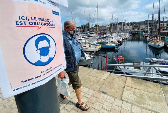 In Frankreich gilt die Maskenpflicht nun auch im Freien.