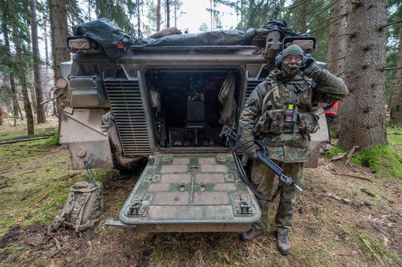 Ein deutscher Soldat steht während der internationaler Militärübung «Allied Spirit 2022» auf dem Gelände des Truppenübungsplatz Hohenfels vor einem Panzer Marder 1A3. Mit Helikoptern, Panzern und Infa ...