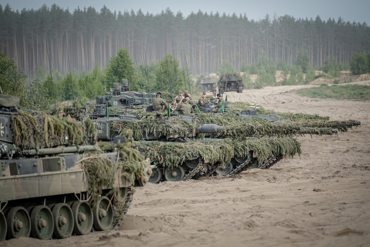 ARCHIV - 29.05.2024, Litauen, Pabrade: Soldaten der Bundeswehr bereiten sich auf dem Leopard 2 Panzer auf den Abschluss der Nato-Übung Quadriga 2024 vor. Die Bundeswehr zeigt auf dem Truppenübungsplat ...