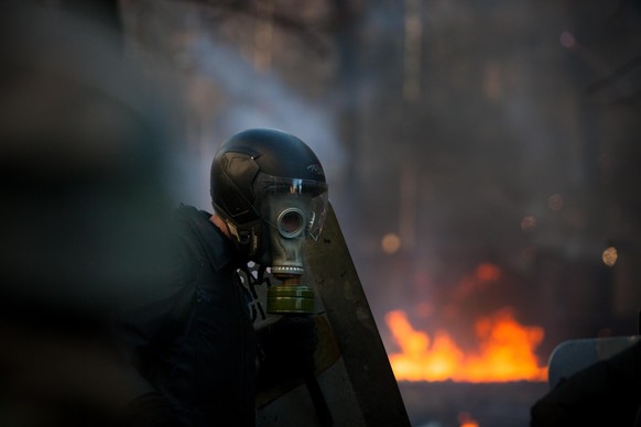Feb. 18, 2014 - Kiev, Ukraine - Anti-government protesters clash with riot police in front of the Parliament in central Kiev on February 18, 2014. Five people died on February 18 as anti-government pr ...