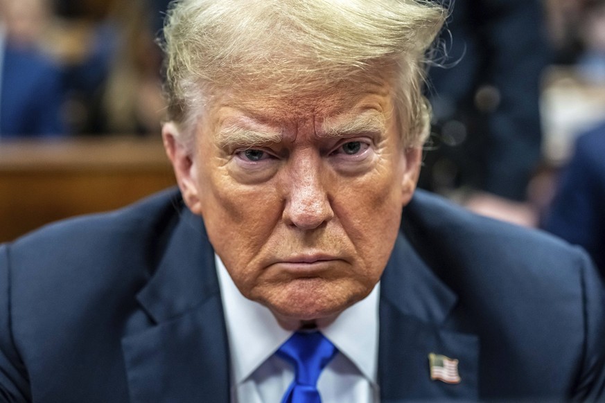 ARCHIV - 30.05.2024, USA, New York: Der ehemalige US-Präsident Donald Trump erscheint im Strafgericht von Manhattan während der Beratungen der Geschworenen in seinem Schweigegeldprozess. (zu dpa: «Sup ...