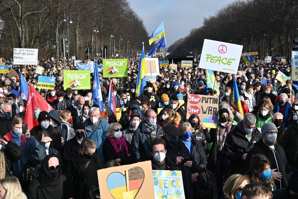 Mehrere Hunderttausend Menschen haben am Sonntag 27.02.2022 in Berlin gegen den russischen Einmarsch in die Ukraine und fuer Frieden in Europa demonstriert. Die Veranstalter sprachen am fruehen Nachmi ...