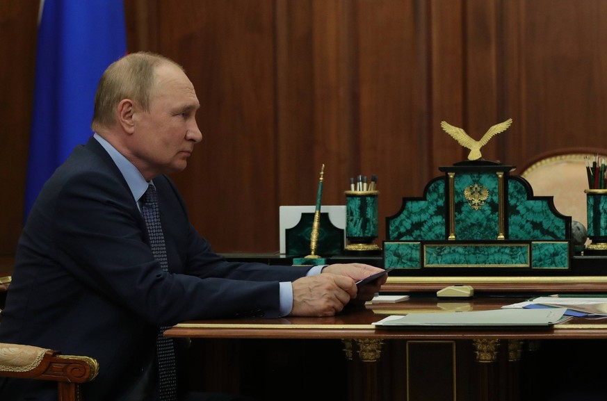 Russia Putin 8260704 26.08.2022 Russian President Vladimir Putin meets the newly appointed Aeroflot chairman and CEO, Sergei Aleksandrovsky, in the Kremlin, in Moscow, Russia. Mikhail Klimentyev / Spu ...