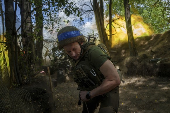 dpatopbilder - 10.06.2024, Ukraine, Charkiw: Ein ukrainischer Soldat der Khartia-Brigade, feuert an der Frontlinie mit einer D-20-Kanone auf russische Stellungen. Foto: Evgeniy Maloletka/AP/dpa +++ dp ...