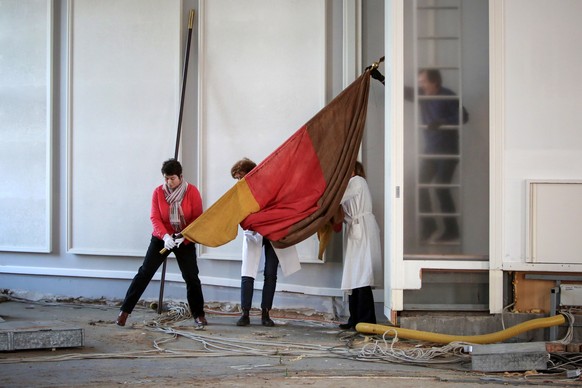 In Hambach wehten erstmals auf einer politischen Versammlung die Farben schwarz-rot-gold. Eine der wenigen erhaltenen historischen Flaggen vom Fest 1832 ziert heute den Landtag von Rheinland-Pfalz.