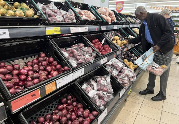 220506 -- LONDON, May 6, 2022 -- A man shops in a supermarket in London, Britain, May 5, 2022. The Bank of England BoE, the central bank of the United Kingdom UK, on Thursday once again raised its ben ...