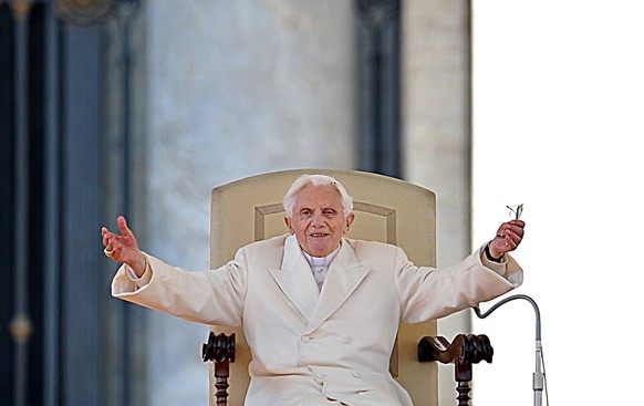 Papst Benedikt XVI. Foto hat am Mittwoch 27.02.2013 die letzte Generalaudienz seines Pontifikats gefeiert. Benedikt wurde von Zehntausenden Pilgern auf dem Petersplatz unter blauem Himmel begeistert e ...