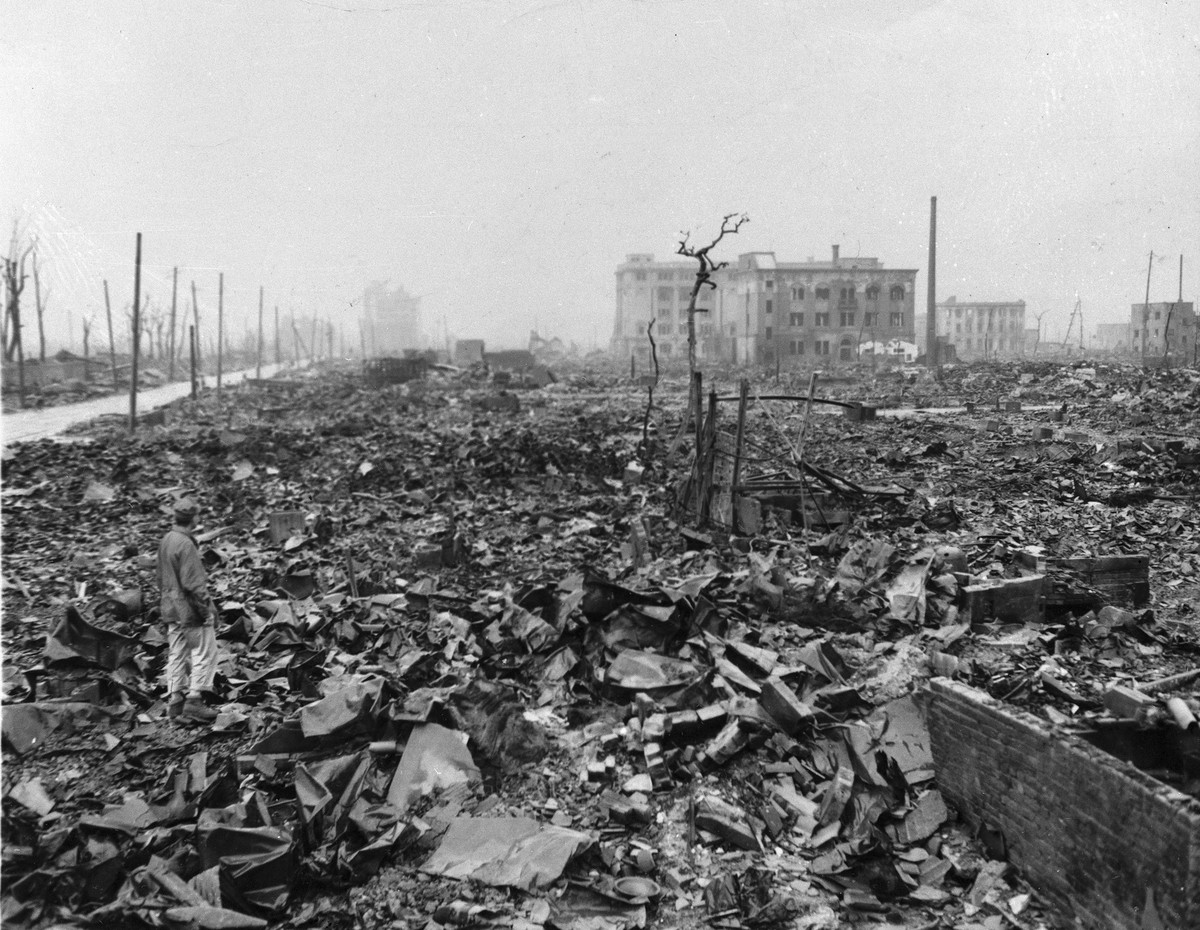 ARCHIV - 09.08.1945, Japan, Hiroshima: Auf diesem Archivfoto von 1945 sieht man die Verwüstung nach dem Abwurf der Atombombe in Hiroshima, Japan. Der Friedensnobelpreis geht in diesem Jahr an die japa ...