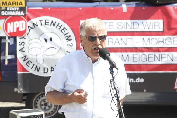 Udo Voigt, ehemaliger NPD Vorsitzender, bei der Kundgebung zur Europawahl vor dem Brandenburger Tor am 21.05.2014 in Berlin. Udo Voigt bei Wahlkundgebung vor Brandenburger Tor

Udo Voigt former NPD Ch ...