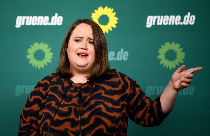 ARCHIV - 12.06.2023, Berlin: Ricarda Lang, Bundesvorsitzende von Bündnis 90/Die Grünen, äußert sich bei einer Pressekonferenz nach der Sitzung des Grünen-Bundesvorstands. Grünen-Chefin Ricarda Lang ha ...