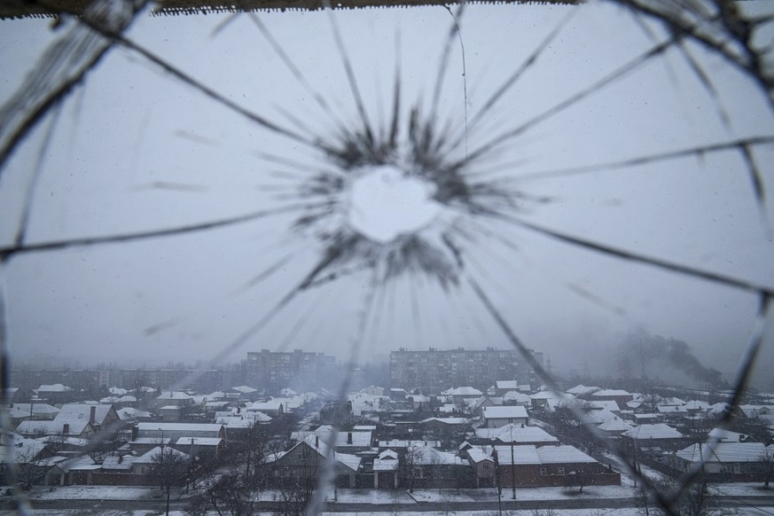 03.03.2022, Ukraine, Mariupol: Blick aus einem durch Granatenbeschuss zerbrochenen Krankenhausfenster in Mariupol, Ukraine. Russische Truppen marschierten am 24. Februar in die Ukraine ein. Foto: Evge ...