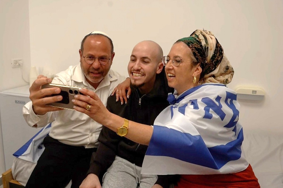 13.10.2025, Israel, ---: Auf diesem von den israelischen Verteidigungskräften zur Verfügung gestellten Foto trifft Geisel Eitan Mor (M), trifft seine Familie in der Erstaufnahmestelle, nachdem freigel ...