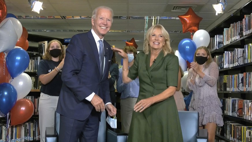 Seine offizielle Nominierung zum Präsidentschaftskandidaten konnte Joe Biden nur virtuell feiern. HIer mit seiner Frau Jill.