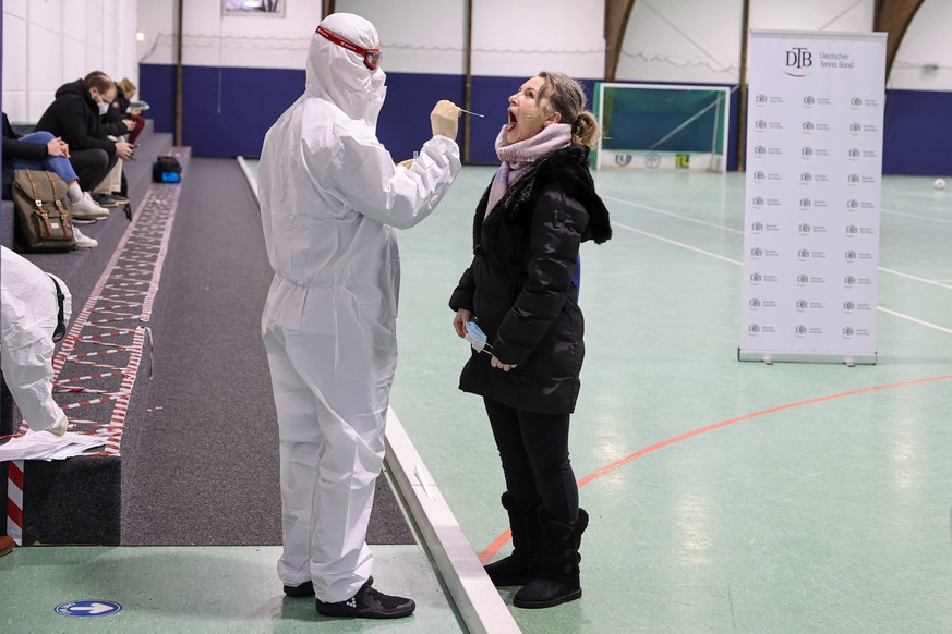 Im Bild: Corona-Test beim Hamburger Tennis-Future Tennis Future Hamburg - ITF-W25 Hamburg, Hamburg, Tennis-Verband Hamburg, 11.01.2021, *** In the picture Corona Test at the Hamburg Tennis Future Tenn ...