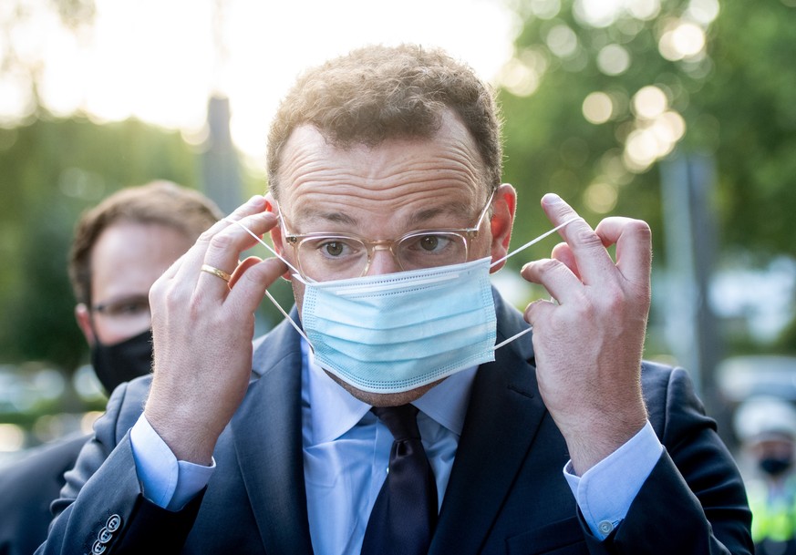 dpatopbilder - 24.08.2020, Nordrhein-Westfalen, Dortmund: Jens Spahn, Bundesgesundheitsminister (CDU) zieht auf dem Weg zu einer Diskussionsveranstaltung der CDU-Dortmund zum Thema