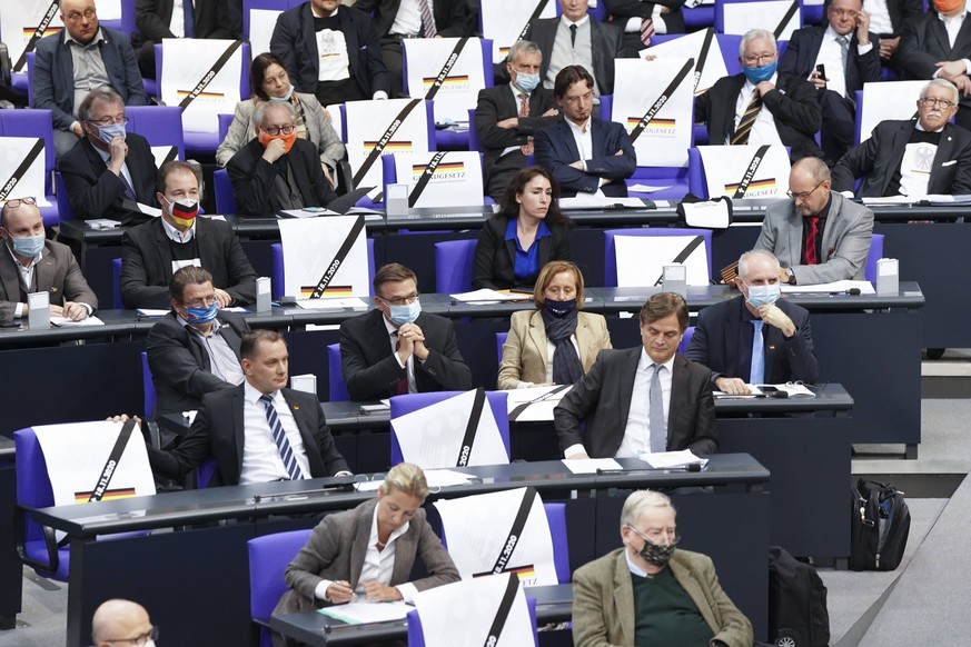 191. Sitzung des Deutschen Bundestages und Debatte Aktuell, 18.11.2020, Berlin, Die Fraktion der AfD mit einer Aktion im Bundestag bei der 191. Sitzung des Deutschen Bundestag in Berlin haelt die Frak ...