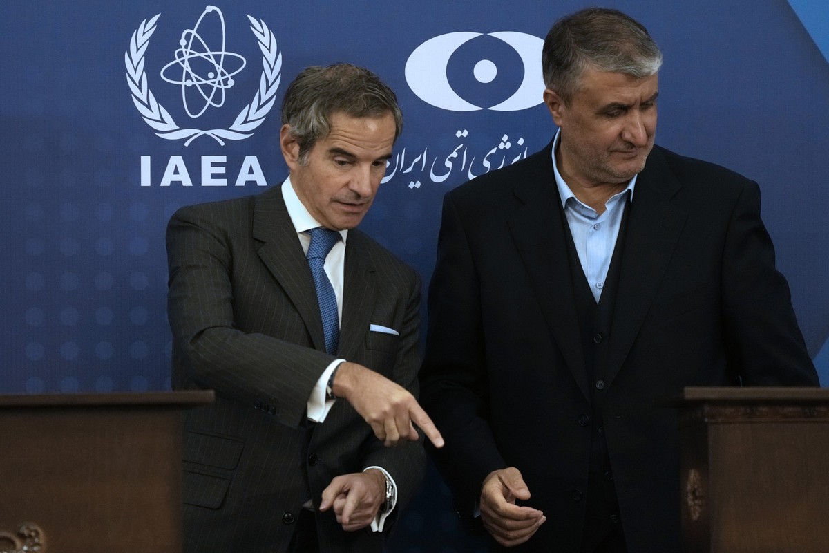 ARCHIV - 14.11.2024, Iran, Teheran: Rafael Mariano Grossi (l), Generaldirektor der Internationalen Atomenergie-Organisation (IAEA), gestikuliert am Ende seiner gemeinsamen Pressekonferenz mit Mohammad ...