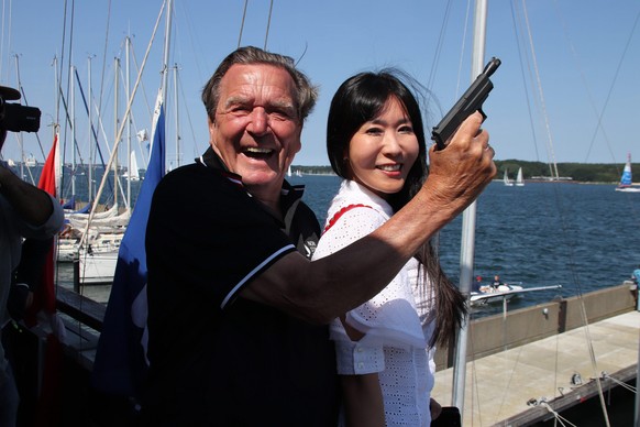 Gerhard Schröder und seine Frau Soyeon Schröder-Kim beim Nord Stream Race, einer Segelregatta von Kiel nach St. Petersburg.