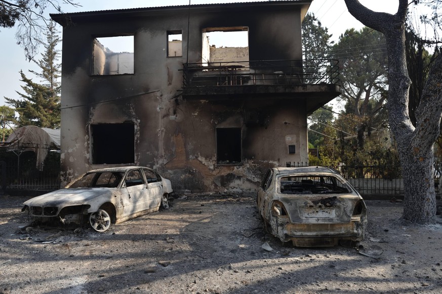 Die Waldbrände hinterlassen ganze Häuserzüge zerstört: Von diesem Reitverein in Athens Vorort Varimpomp ist kaum noch was übrig.