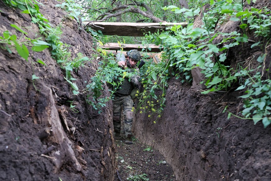 MAY 27, 2024: A serviceman of a Giatsint-B howitzer crew is deployed on the Zaporozhye front of Russia s special military operation. Alexander Polegenko/TASS PUBLICATIONxINxGERxAUTxONLY 71213595