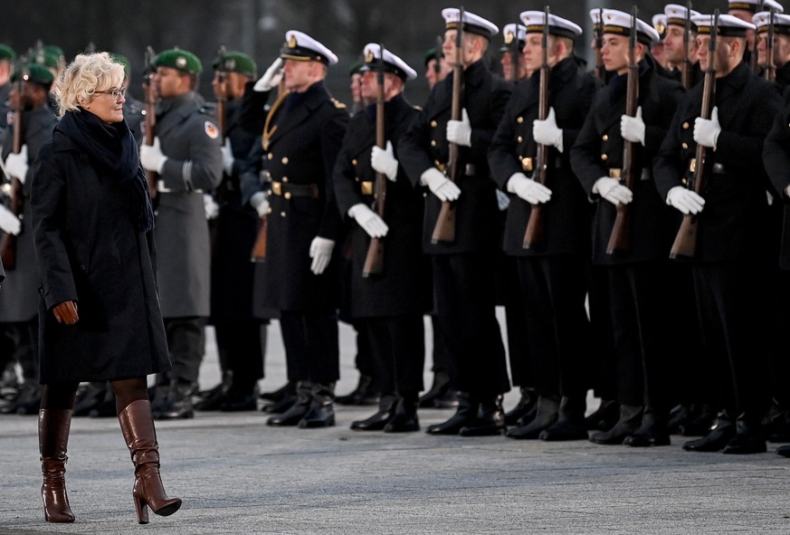 Christine Lambrecht (SPD), Verteidigungsministerin, nimmt an den militärischen Ehren anlässlich ihrer Amtsübernahme zur Verteidigungsministerin teil.