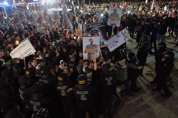 Teilnehmer stehen nach dem Ende einer Demonstration der Stuttgarter Initiative „Querdenken“ am Hauptbahnhof der Polizei gegenüber. Zu der Kundgebung gegen die von Bund und Ländern beschlossenen Anti-C ...