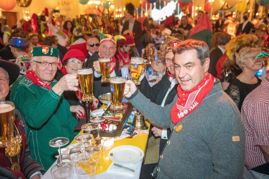 Verleihung der Narrenschelle an Markus Söder, Bayerischer Ministerpräsident, mit MinPräs. Kretschmann und Ehefrau Gerlinde am Tisch, Europark Rust, 7. Februar 2023 Deutschland, Europapark Rust, 7. Feb ...