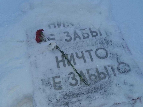 Die Protestbewegung legt rote Nelken auf die Gräber russischer Soldaten.