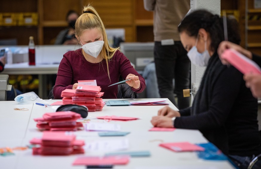 14.03.2021, Baden-W�rttemberg, Stuttgart: Wahlhelferinnen und Wahlhelfer kontrollieren in einer Au�enstelle des Statistischen Amtes Wahlunterlagen auf ihrer Richtigkeit. B�rgerinnen und B�rger in Bade ...