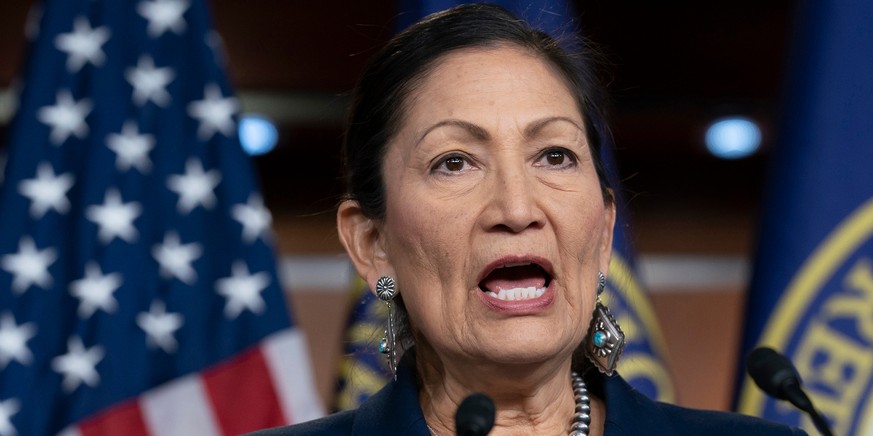 ARCHIV - 05.03.2020, USA, Washington: Deb Haaland, Abgeordnete der Demokraten, spricht