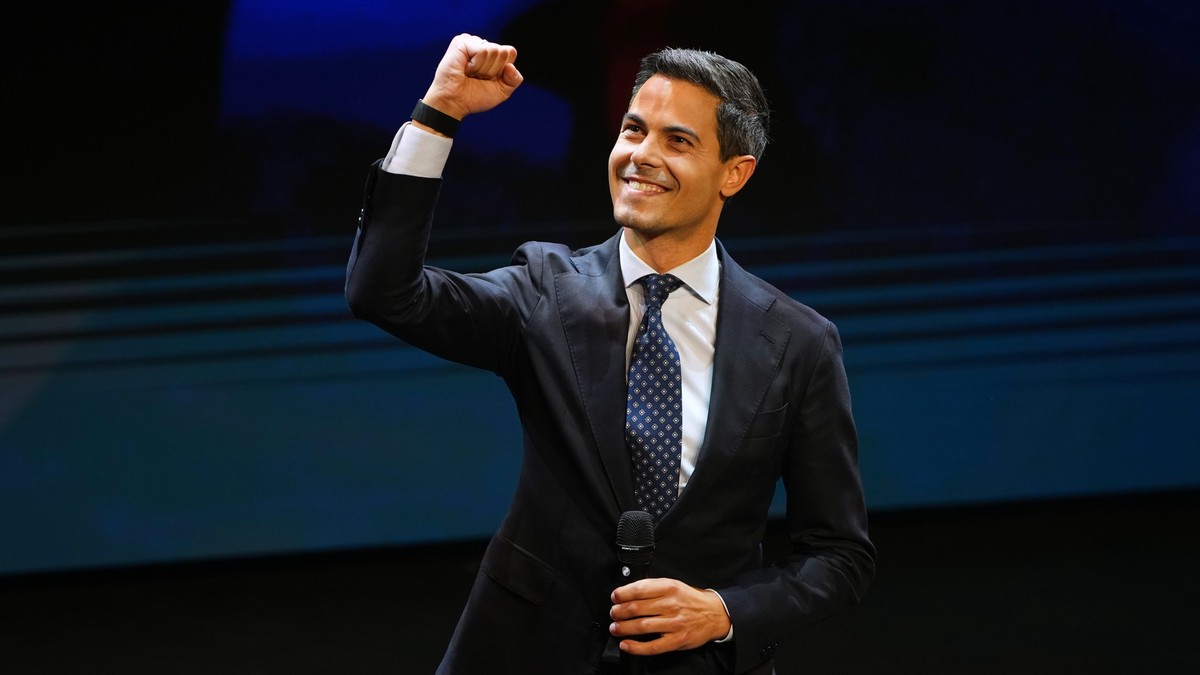 Rob Jetten, leader of the center-left D66 party, speaks on stage during exit poll results an election venue during a general election in Leiden, Netherlands, Wednesday, Oct. 29, 2025. (AP Photo/Peter  ...