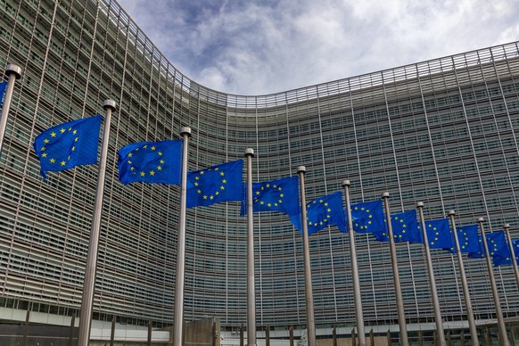 Europa Quartier in Br�ssel Europafahnen vor dem Berlaymont-Geb�ude in Br�ssel. Dieses Ge�bude ist der Sitz der Europ�ischen Kommission. Es liegt am den Robert-Schuman-Kreisel in Laufweite vom Europapa ...