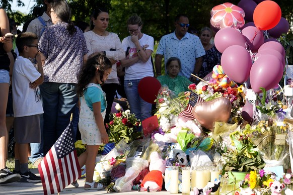 (220529) -- UVALDE, May 29, 2022 (Xinhua) -- People mourn for victims of a school mass shooting at Town Square in Uvalde, Texas, the United States, May 28, 2022. At least 19 children and two adults we ...