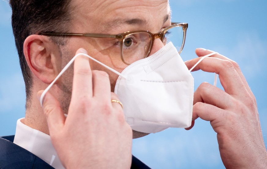 Gesundheitsminister Jens Spahn hat sich Warnungen seines eigenen Ministeriums vor überteuerten Masken hinweggesetzt.