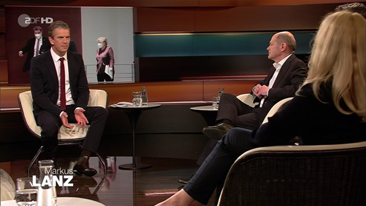 Markus Lanz (l.) sprach mit Olaf Scholz (r.) auch über die angeblichen Schlumpf-Vergleiche bei der Ministerpräsidentenkonferenz.