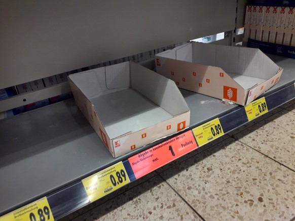 u.B.z. Einkauf im Kaufland Lebensmittelmarkt in Hannover. Leeren Regalen vor allem bei Konserven, Nudeln, Milch und Hygieneartikeln. Hamsterkaeufe *** u e.g. Shopping at Kaufland food market in Hanove ...