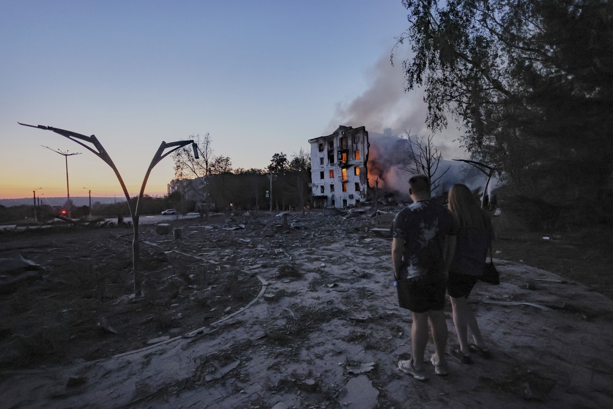 31.07.2025, Ukraine, Kramatorsk: Einheimische betrachten ein durch einen russischen Luftangriff zerstörtes Wohnhaus. Foto: Yevhen Titov/AP/dpa +++ dpa-Bildfunk +++