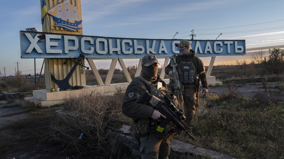 ARCHIV - 14.11.2022, Ukraine, Cherson: Zwei Mitglieder der ukrainischen Verteidigungskr