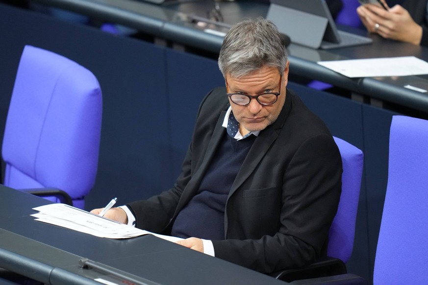 Deutscher Bundestag. 207. Plenarsitzung Robert Habeck Bundeswirtschaftsminister und Klimaminister Gruene im Portrait auf der Regierungsbank bei der 207. Sitzung des Deutschen Bundestag in Berlin, 19.1 ...