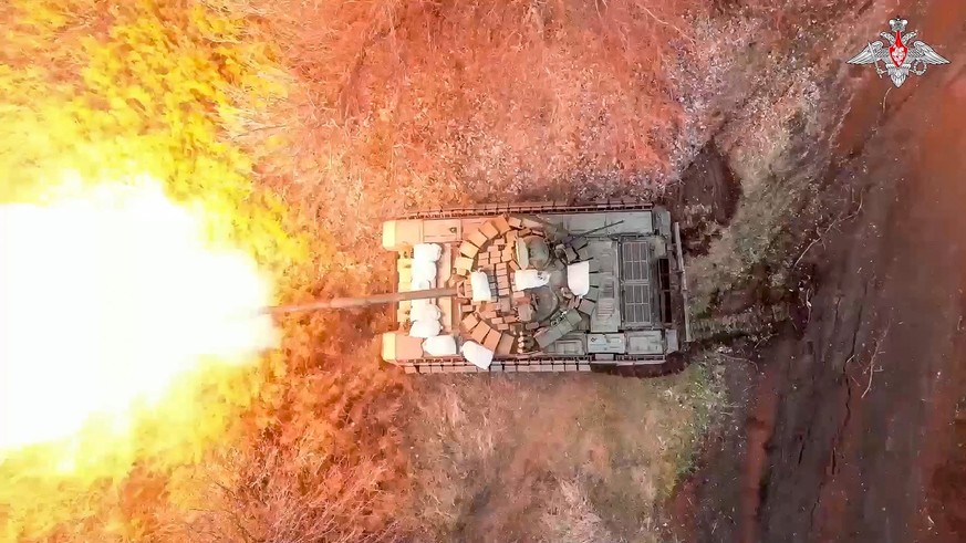 HANDOUT - 19.03.2024, Russland, ---: Auf diesem vom Pressedienst des russischen Verteidigungsministeriums am Dienstag, den 19. März 2024, veröffentlichten Foto feuert ein russischer Panzer aus einer P ...