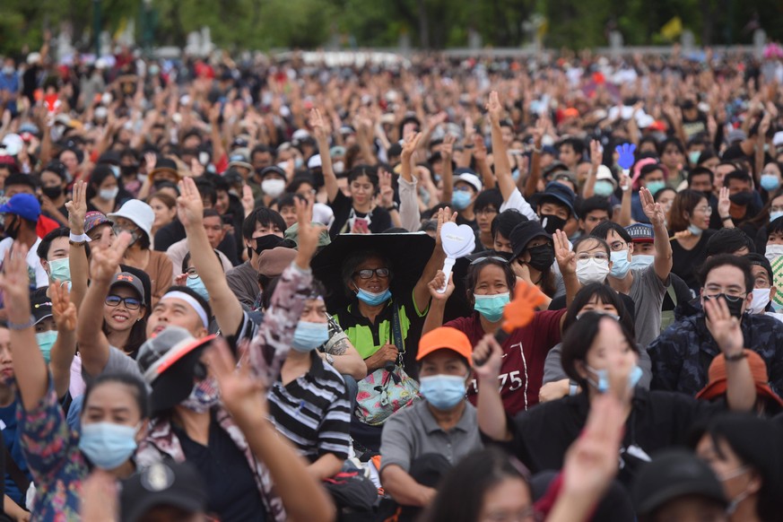 September 19, 2020, Bangkok, Thailand: Protesters hold up the three fingers salute during the rally..Thousands of anti-government protesters and students demand Prayut Chan-o-cha Prime Minister to res ...