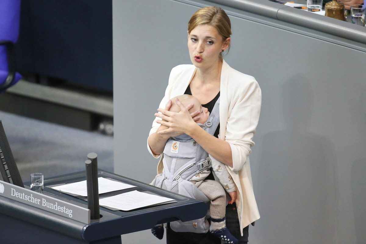 Berlin, Deutschland, 23.09.2025: Deutscher Bundestag: 26. Bundestagssitzung - Haushaltswoche: Hanna Steinmüller, Grüne, hält als erste Abgeordnete im Hohen Haus eine Rede mit Baby in der Tragetasche * ...